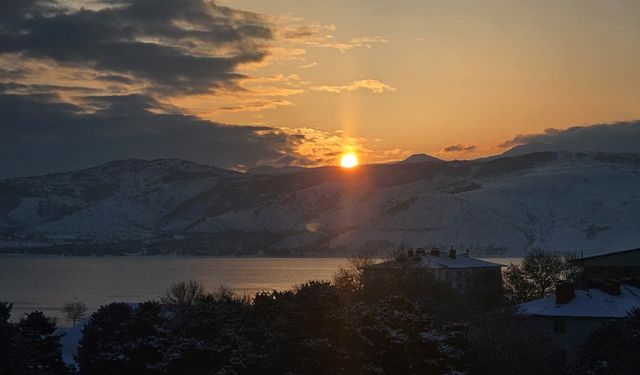 Tatvan’da Karlar Arasında Gündoğumu Kartpostallık Manzaralar Oluşturdu