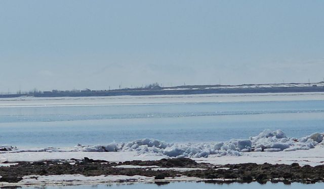 Donan Arin Gölü çözüldü: Buz kütleleri kıyıya taştı