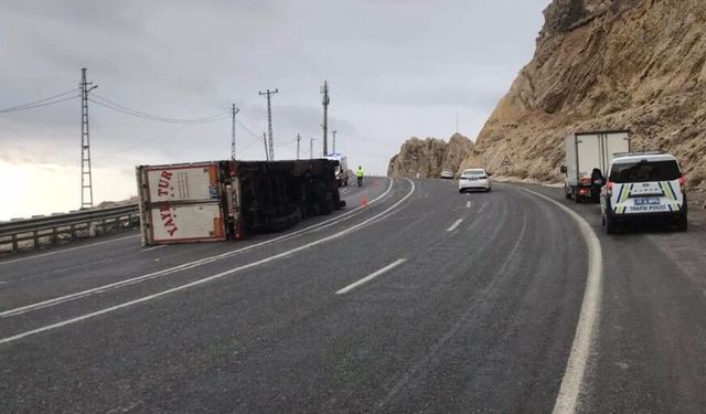 Adilcevaz’da tır devrildi