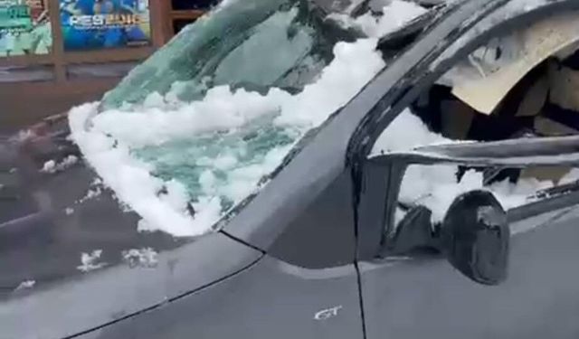 Bitlis'te çatıdan düşen kar aracı hurdaya çevirdi