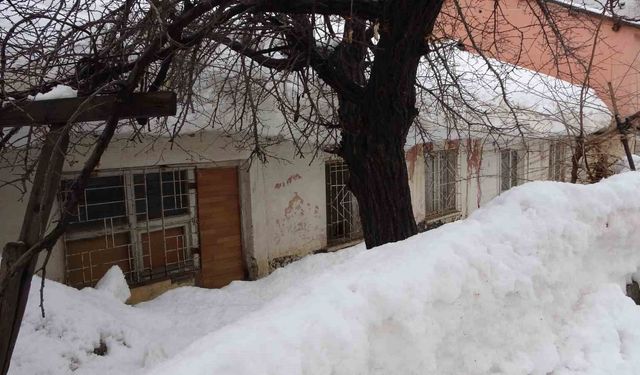 Bitlis’te yoğun kar yığınları kardan kaleler oluşturdu