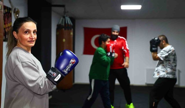 Elazığ'da 47 yaşındaki hemşire anne ringe çıkarak çocuklarına rakip oldu