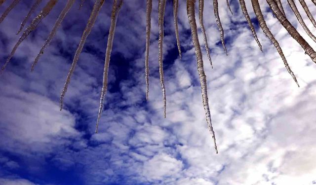 Erzurum'da çatılardan sarkan dev buz sarkıtları tehlike saçıyor