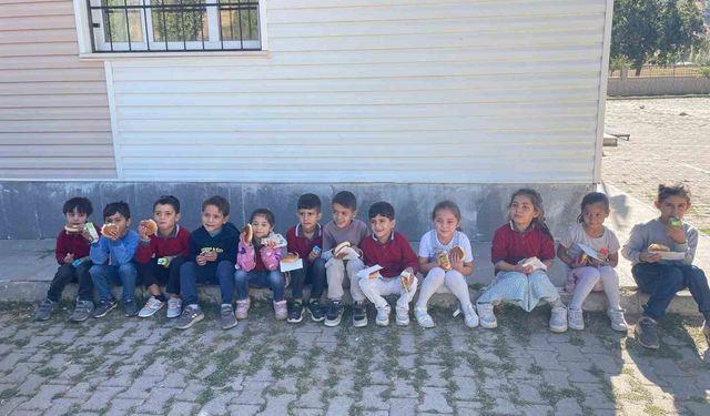 Güroymak'ta öğrencilere simit ve poğaça dağıtıldı