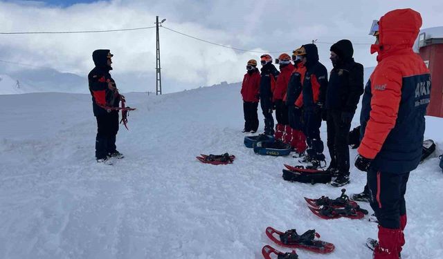 Hakkari’de itfaiye ve AFAD personeline çığ farkındalık eğitimi