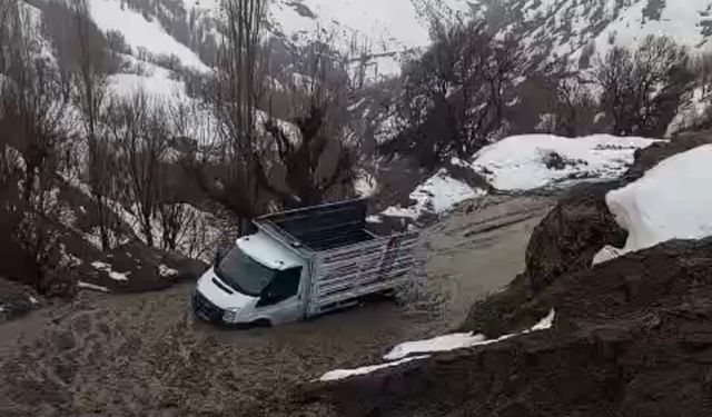 Hizan’da kar erimesi heyelana yol açtı