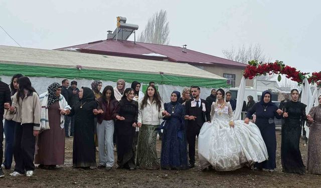 Iğdır'da bahçe düğünü geleneği kar ve çamura rağmen devam ediyor