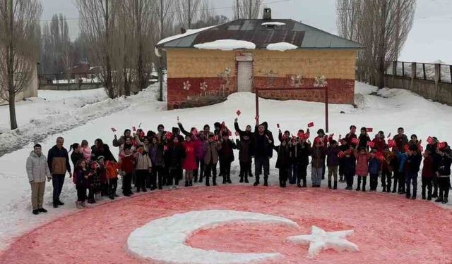 Kardan yapılan bayrak gönülleri ısıttı