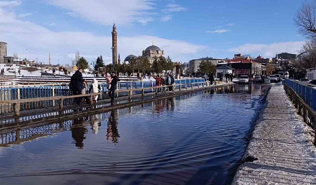 Kars’ta güneşi gören kendini sokağa attı