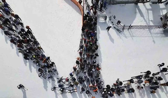 Kayak tutkunları Kars’tan Sarıkamış’a akın etti.