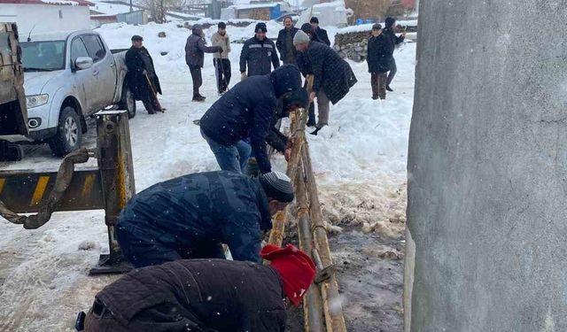 Köyün içme suyu şebekesindeki arıza ekipler tarafından onarıldı