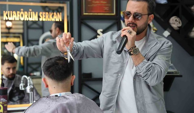 Kuaför koltuğunda müzik keyfi: Bir elinde makas, diğerinde mikrofon