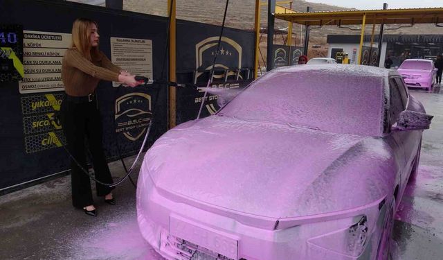 Malatya'da oto yıkamaya renkli dokunuş