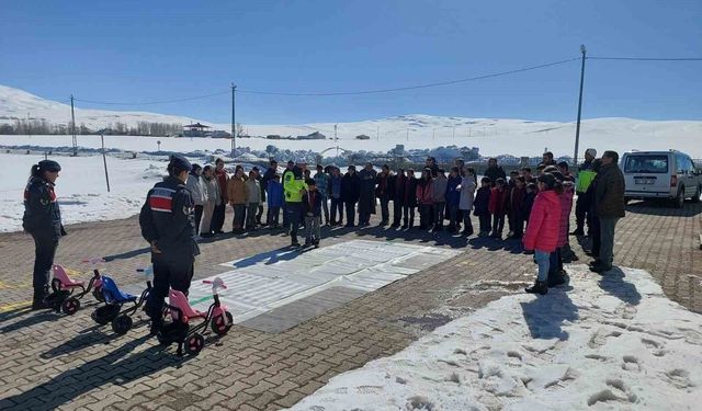 Muş'ta öğrencilere jandarmadan trafik ve güvenlik eğitimi verildi