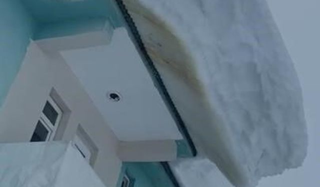 Ovacık’ta çatılardan sarkan dev kar kütleleri görüntülendi