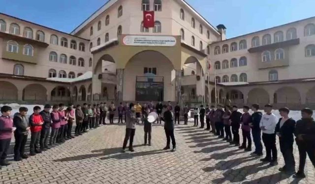 Patnos’ta öğrenciler okul bahçesinde ‘Kabe’de Hacılar’ ilahisini söyledi