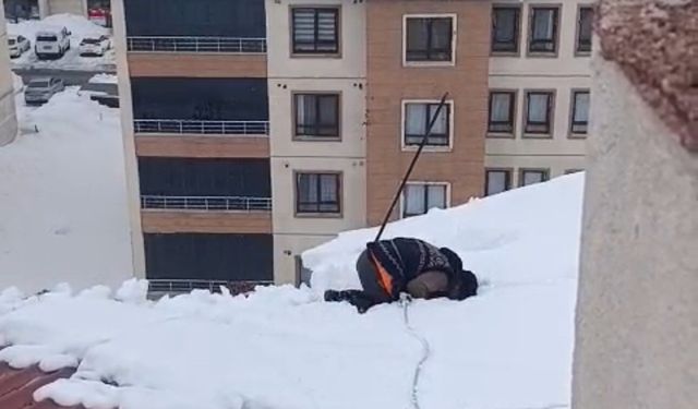 Soğuğa aldırmadı, kar üzerinde namaz kıldı