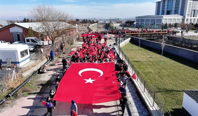 “Tek Bayrak, Tek Vatan” sloganıyla Yeşilyurt’ta gençlik yürüyüşü düzenlendi