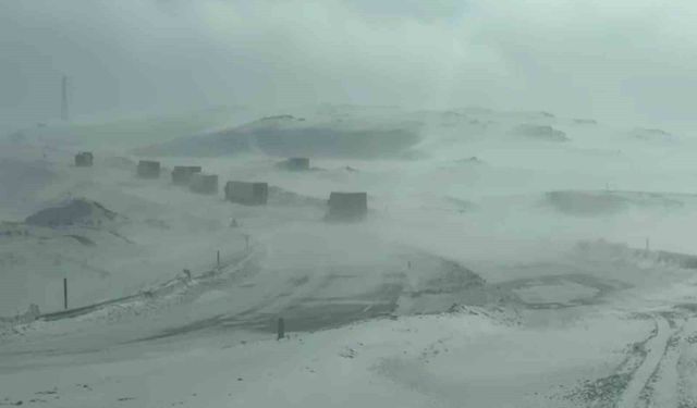Tendürek geçidi kar yağışı ve tipiye teslim oldu