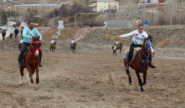 Tercan'ın kurtuluşunun 108. yılında cirit heyecanı yaşandı