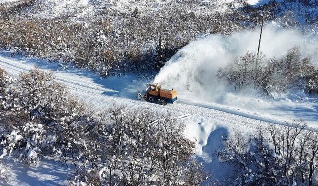 Tunceli'de köy yollarında yoğun mesai