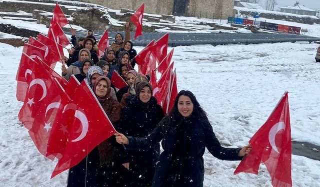 Van Kalesi kadınlarla kırmızı beyaza büründü