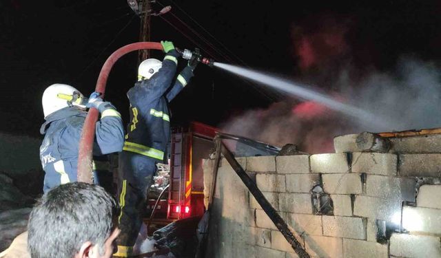 Van’da Ahır Yangını Ucuz Atlatıldı