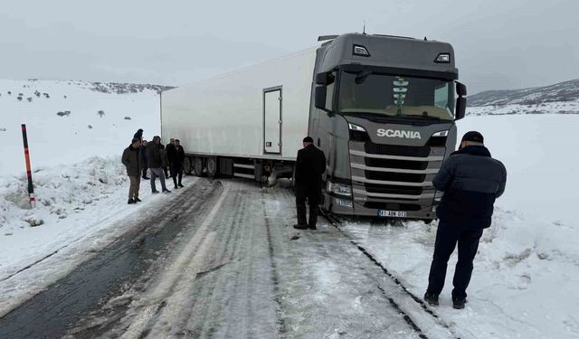 Varto'da kar nedeniyle kayan tır korku dolu anlar yaşattı