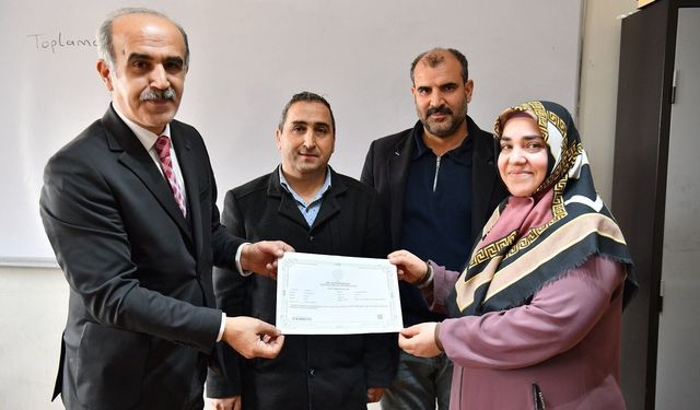 Yeşilyurt’ta yetişkin kursiyerlere okur-yazar belgeleri verildi