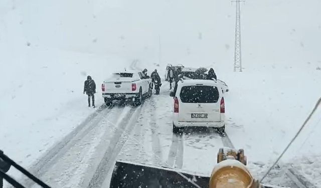 Yoğun fırtına Muş’u vurdu, mahsur kalan araçlar kurtarıldı