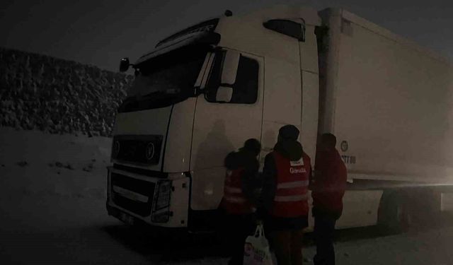 Yolda kalan sürücülere Kızılay’dan sıcak destek