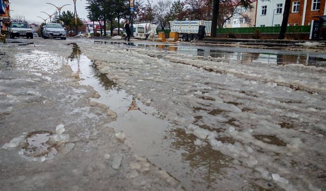 Ahlat’ta Kar ve Karla Karışık Yağmur Sürücüleri Zorladı