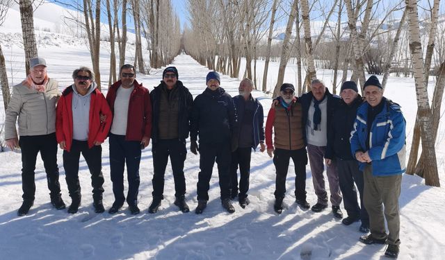 Ahlatlı doğaseverlerden 14 kilometrelik parkurda kış yürüyüşü