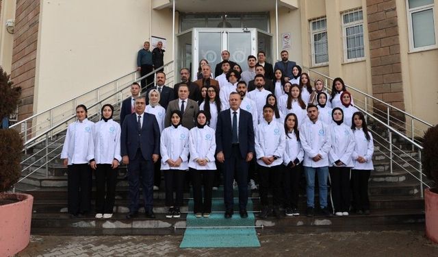 Ahlat'ta BEÜ Gastronomi öğrencileri mesleğe “Ceket”le ilk adımı attı