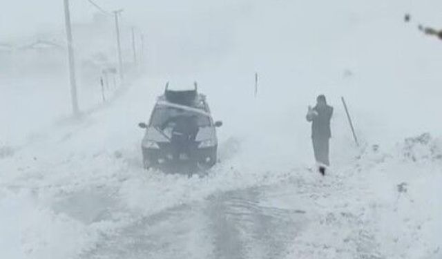 Ahlat’ta kar yağışı: Tüm köy yolları kapandı