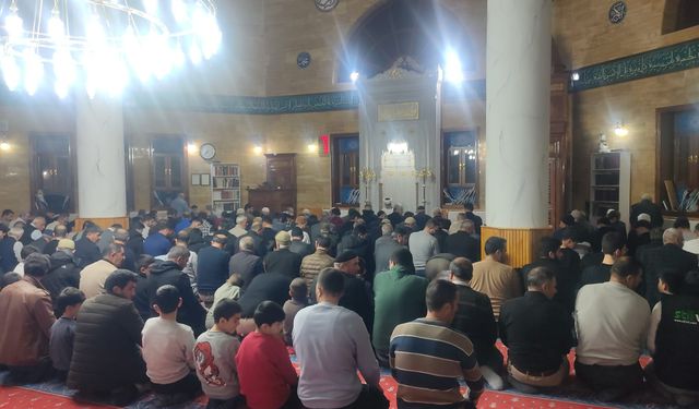 Ahlat’ta Teravih Namazına Yoğun İlgi