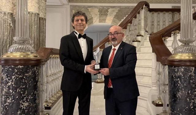 Akif Manaf’a Bir Barış Ödülü Daha: Dünyaca Ünlü Yazar Egeyön Barış Ödülünü Aldı