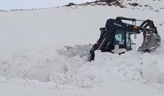 Aydınlar Beldesi’nde karla mücadele aralıksız sürüyor