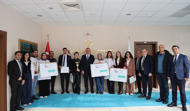 Rektör Elmastaş, uluslararası festivalde dereceye giren öğrencileri kabul etti