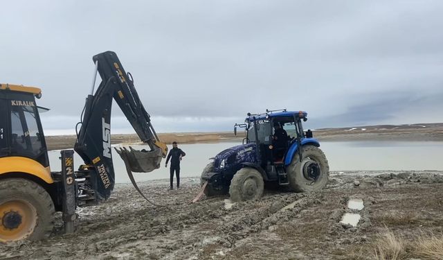 Çamura saplanan traktör kepçe ile kurtarıldı