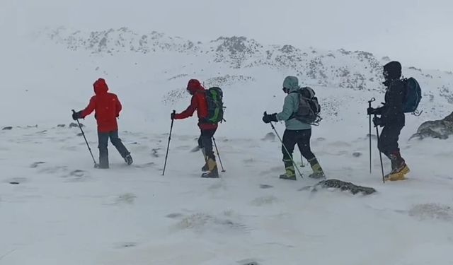 Yoğun sis ve tipi engel oldu: Süphan Dağı’na tırmanış yarım kaldı