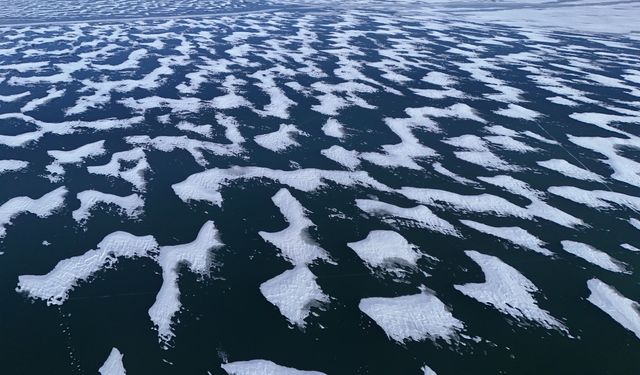 Yüzeyi tamamen donan Nazik Gölü'nden kartpostallık görüntüler