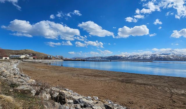 Van Gölü Tatvan Sahilinde Metrelerce Çekildi: Tarla Büyüklüğünde Alanlar Ortaya Çıktı