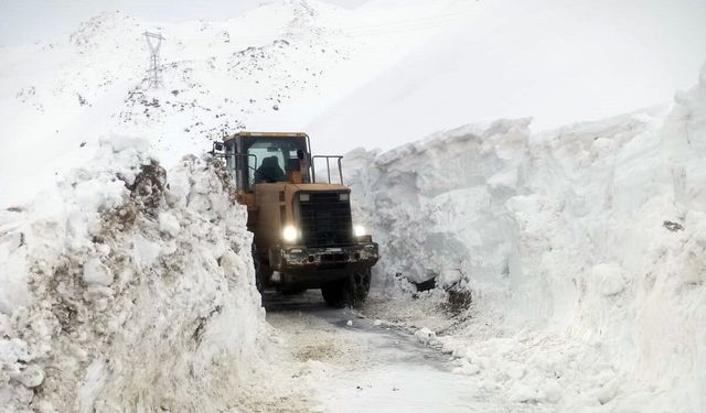 Karlıtepe Köyü yolunda çığ önlemi: Çalışmalar geçici olarak durduruldu