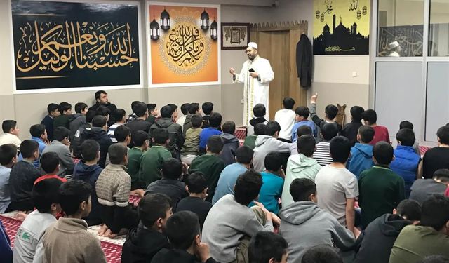 Hizan’da pansiyon öğrencilerine teravih öncesi manevi sohbet