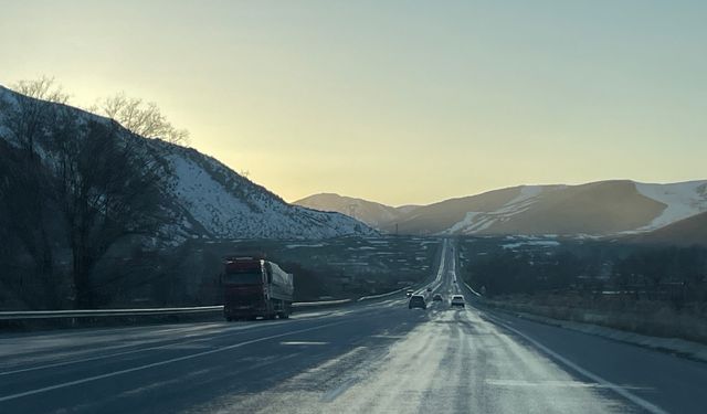 Tatvan’da Karlı Dağlar Arasında Büyüleyen Gün Batımı