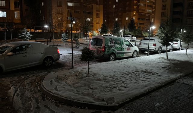 Ramazan’ın İlk İftarında Tatvan’a Kar Yağdı