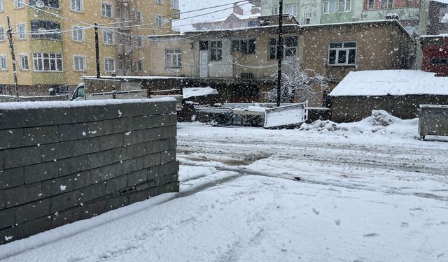 Tatvan’da Sabah Saatlerinde Kar Yağışı Başladı