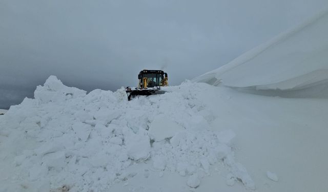 Aydınlar Beldesi'nde karla mücadele aralıksız sürüyor