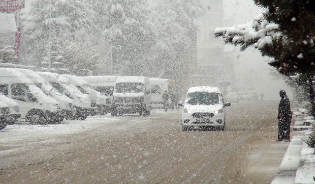 Ahlat’ta kar yağışı etkili oluyor